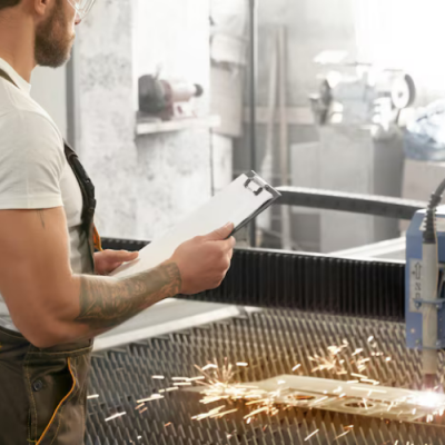 Productiemedewerker laser parts uitrapen